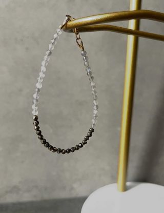 Už visí na e-shopu✨. Labradorit & Pyrit. V symbolické rovině se jim přisuzuje blahodárný vliv na psychickou pohodu, zdraví...